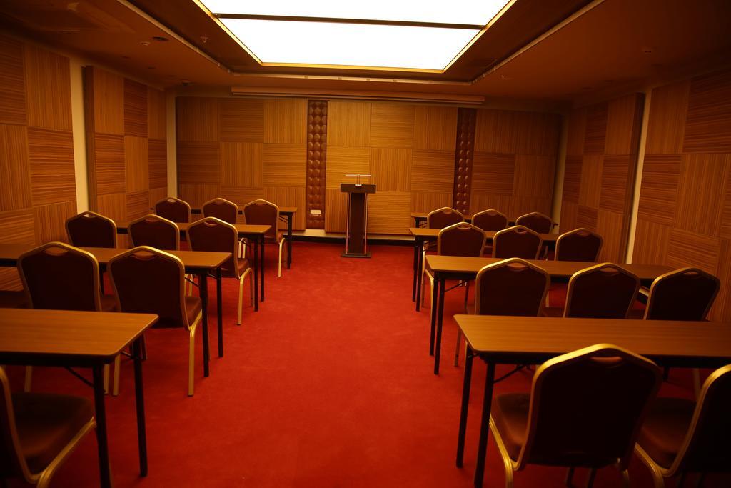Atasehir Palace Hotel & Conference Istanbul Exterior foto
